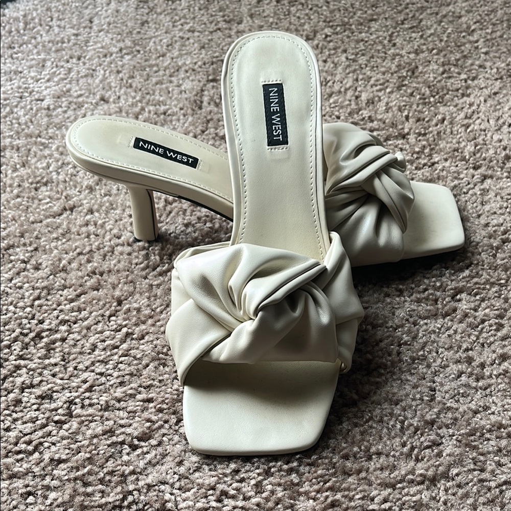 NINE WEST Cream Heeled Shoes with Dramatic Bow
